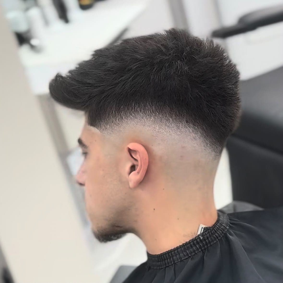 Tuns cu volum în față și skin fade pe lateral